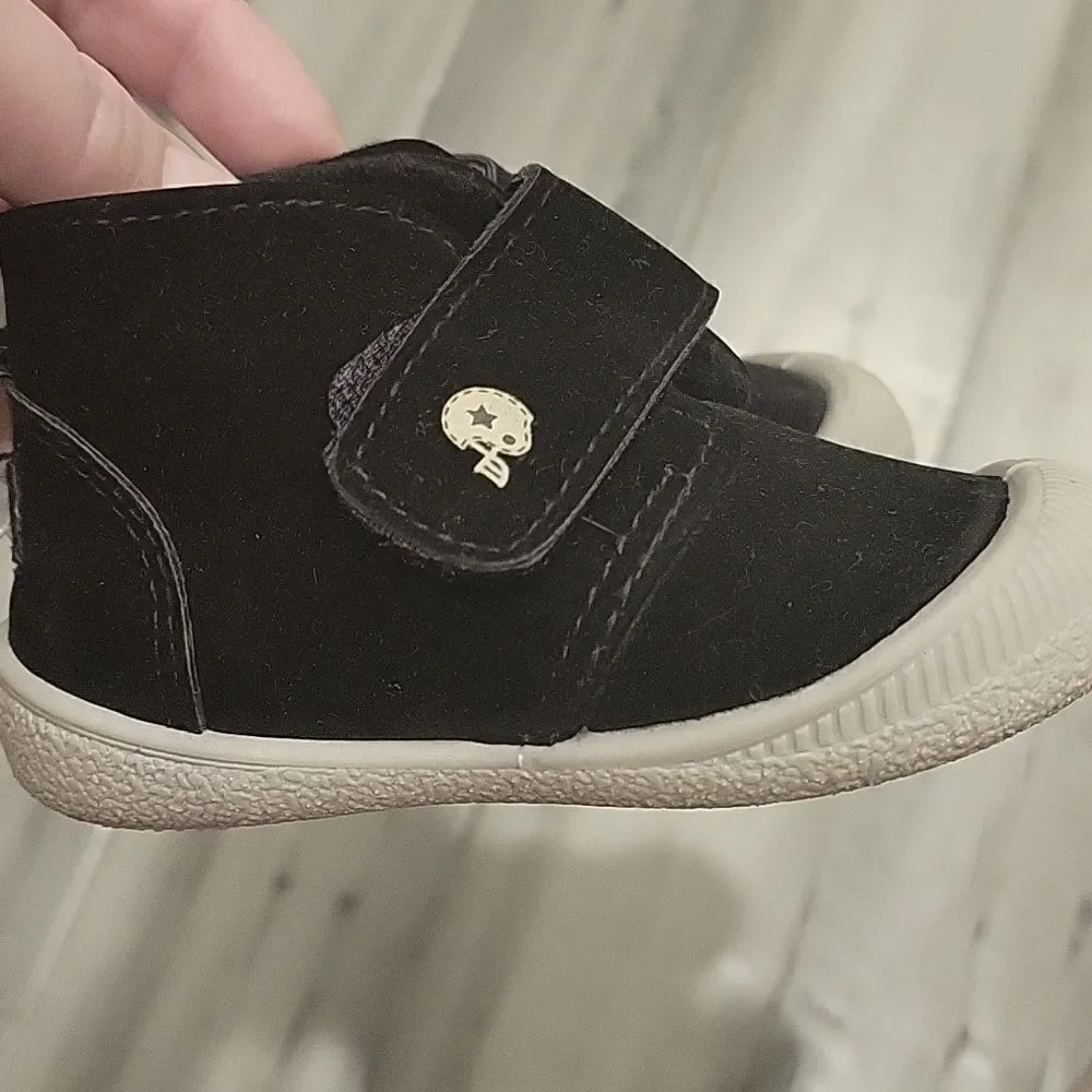 Gerber shoes size 4 (9-12 months)